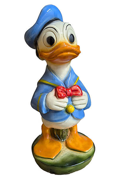 Figur Donald auf grünem Sockel