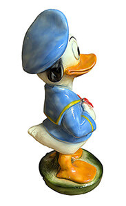 Figur Donald auf grünem Sockel