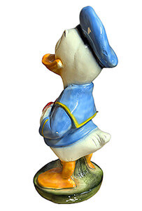 Figur Donald auf grünem Sockel