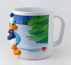 Donald Duck Teller und Reliefbecher (Satz mit 4 Tellern + 4 Bechern)